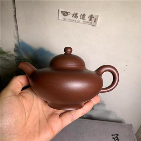 一把質(zhì)樸無過多偽飾的紫砂壺，也真真實實表達著茶器的本意和誠意