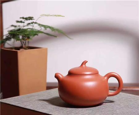 茄段壺來源于自然，工藝精到，其意韻也充滿自然之風