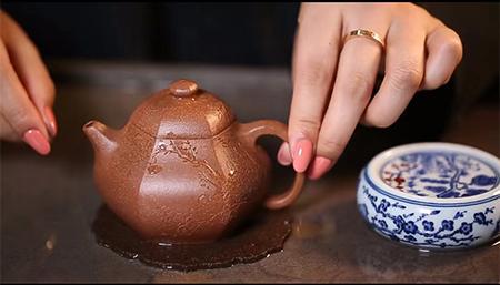 童健【融雪】，劉偉濤以通轉過墻布局刻虬梅幾許！