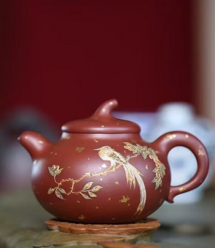 泥繪細膩描金輝，灑金點綴重工造——張岳民《茄段》