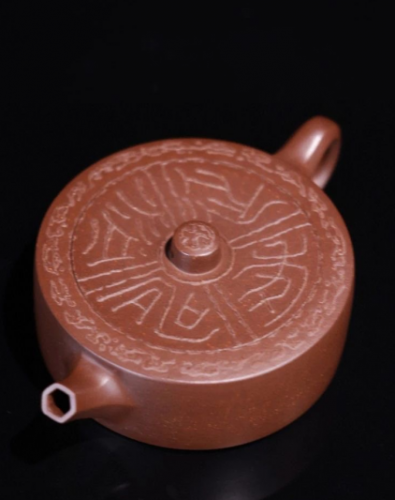 邵辛超復刻盧元璋《瓦當圓壺》，泥繪