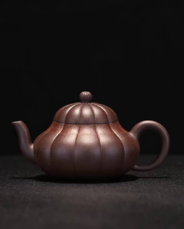 蘇大鵬首創(chuàng)疊染法工藝，雙泥共焰煉就絕世美器《紫霞君德》