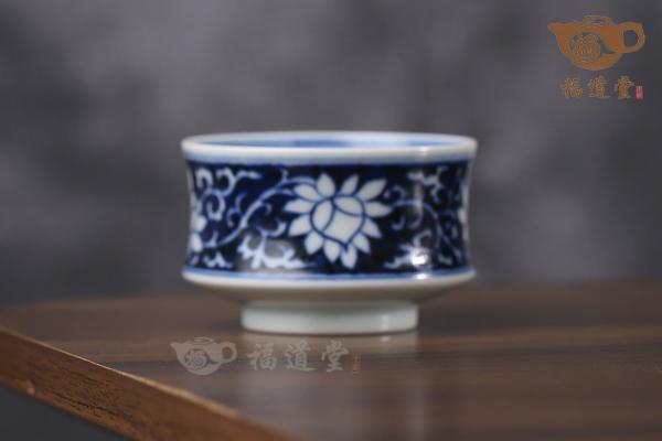 纏枝花卉馬蹄杯