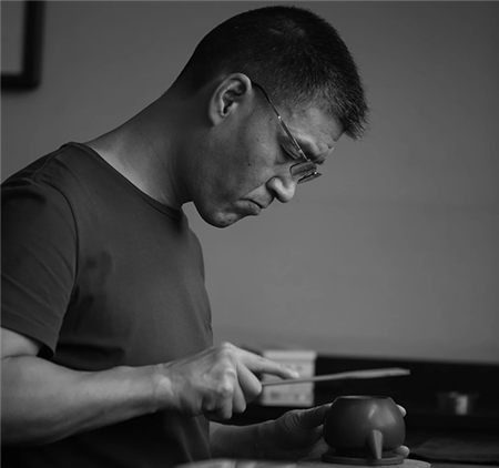 业界人称大勇，作品多见知名拍卖行——紫砂人物朱勤勇