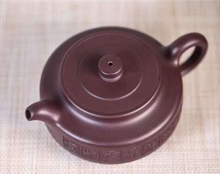 阳刻工艺的紫茄泥周盘壶