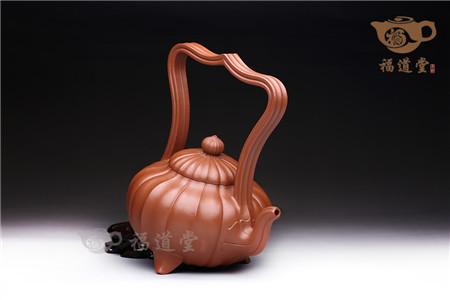 因收缩比大，是少数工艺师未必敢尝试的手工提梁壶