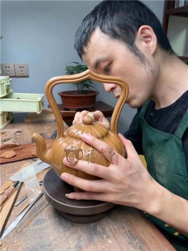 不畏镜头下展示做壶过程的老师，是真功夫！