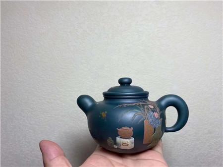 张烨作品《道洪款·清供壶》，泥绘工艺深得其父精髓