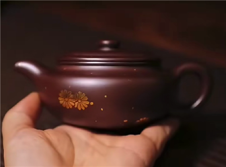 仿古壶上的真金描绘