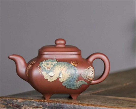 何卫枫制壶，李金强泥绘，青铜器般威严稳重作品《吉狮》