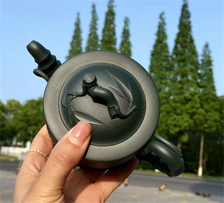 据说这把壶是汪庆红老师从朋友处切的半块绿泥