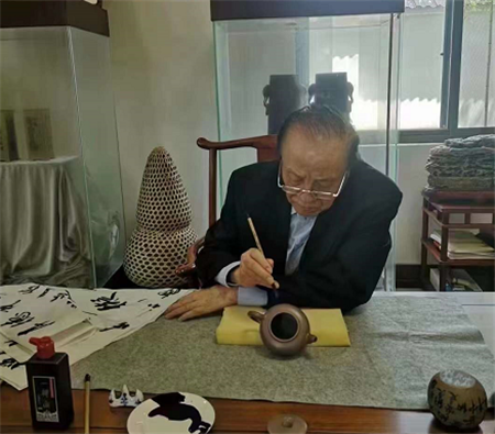 老艺术家杨洪基60周年纪念壶款