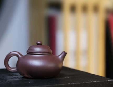 潘小勇老师的《容天壶》饱满且胎薄，工艺水准极高