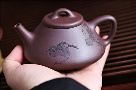 紫砂壶浓厚的水墨画味道，房钢摹刻八大山人《孤禽图》