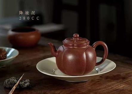 玉兰入壶，纯洁高雅，陈清法《大彬玉兰》