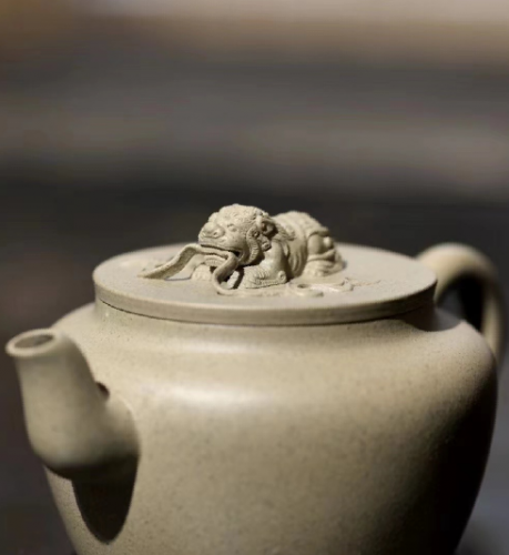 周辛成紫砂作品《狮钮绶带》，壶钮细节处理极好