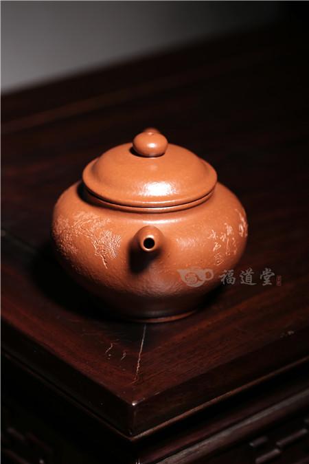 由陈宏林老师在壶上刻绘装饰,强强联手,使紫砂壶更具人文气息,也更有