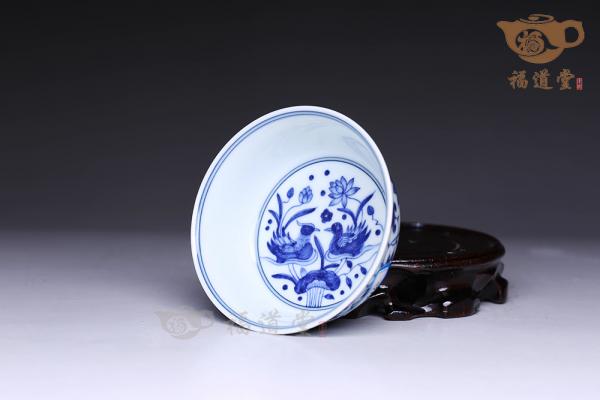 缠枝莲鸳鸯戏水